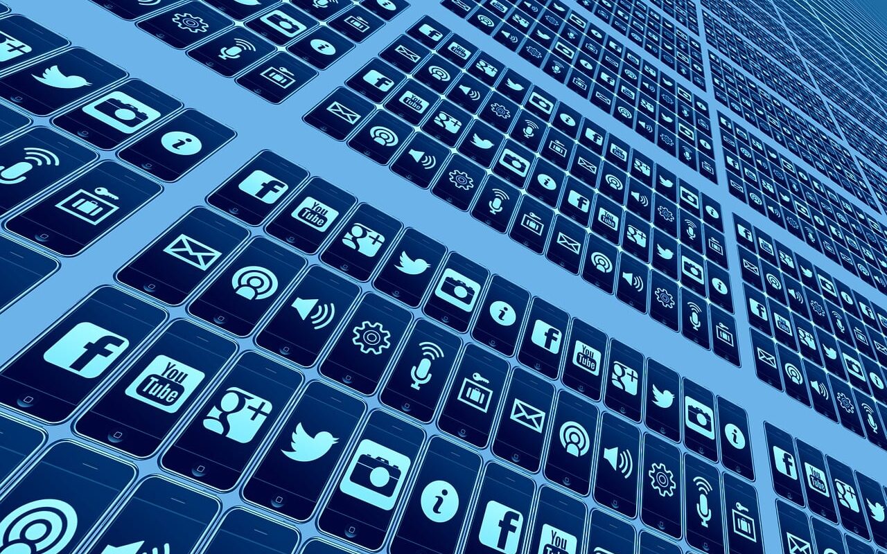Illustration avec des téléphones et des logos de réseaux sociaux.