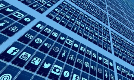 Illustration avec des téléphones et des logos de réseaux sociaux.