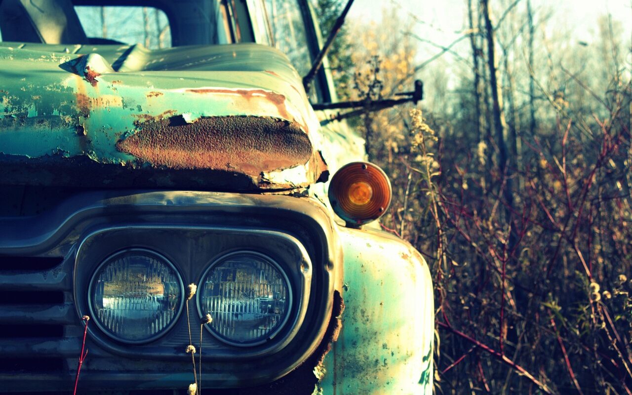 Image d'une voiture ancienne en gros plan sur le parechoc avant.