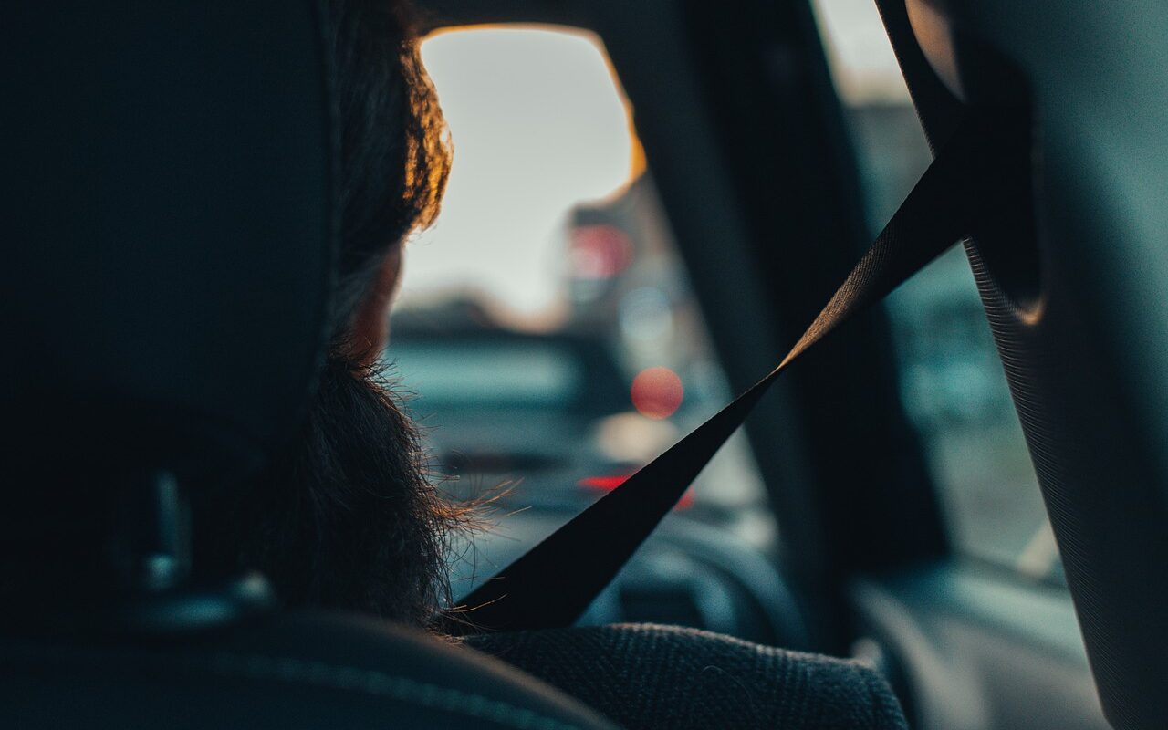 un passage de voiture avec sa ceinture